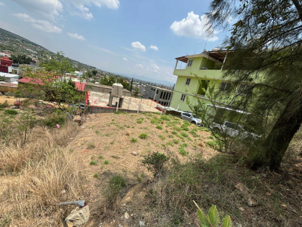 Terreno con vivienda y locales en venta en Oaxaca